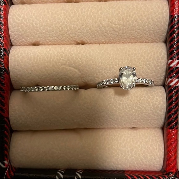 Oval Accented Solitaire Set